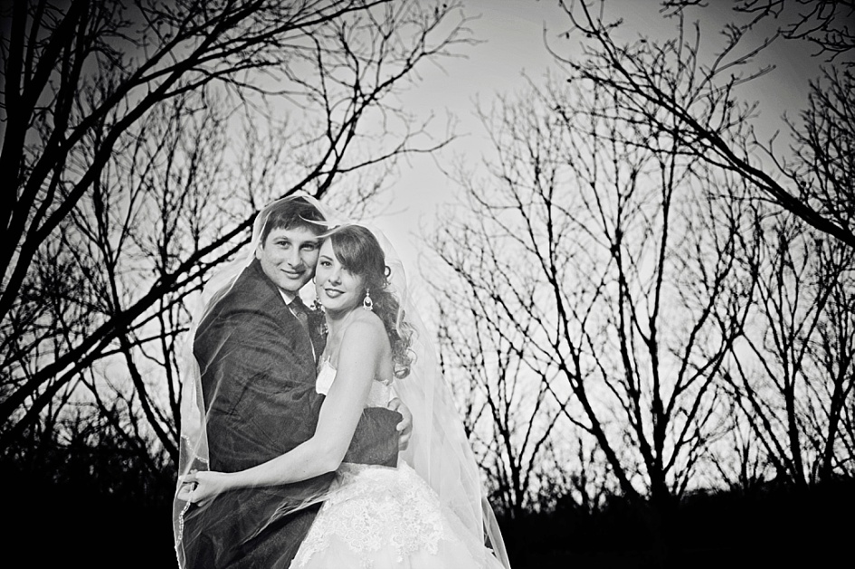 Wedding photography at green leaves